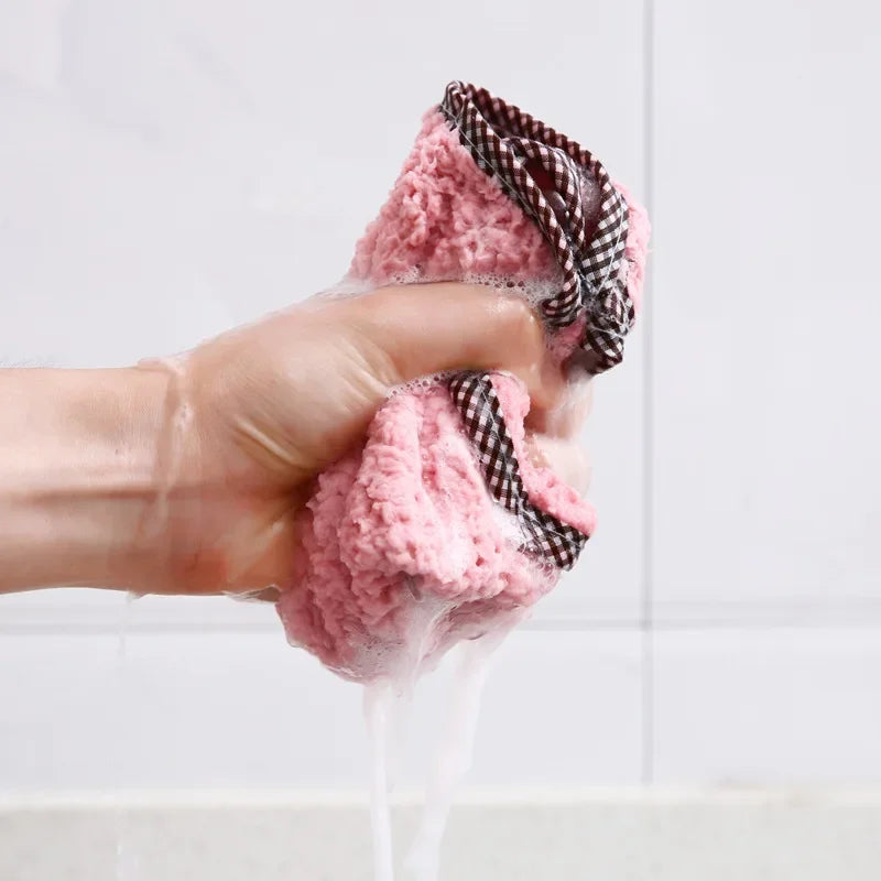 Set of microfiber kitchen towels for cleaning, absorbent and hangable, ideal for dishes and household cleaning in various colors.