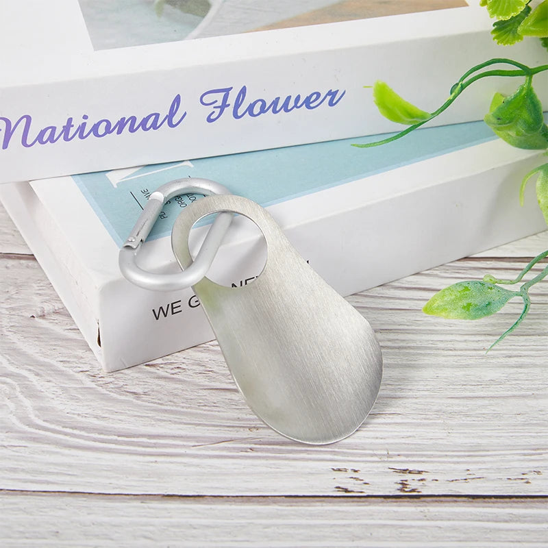 Stainless steel 7.5cm spoon shoehorn with carabiner, durable metal shoehorn for easy shoe wearing and removal.