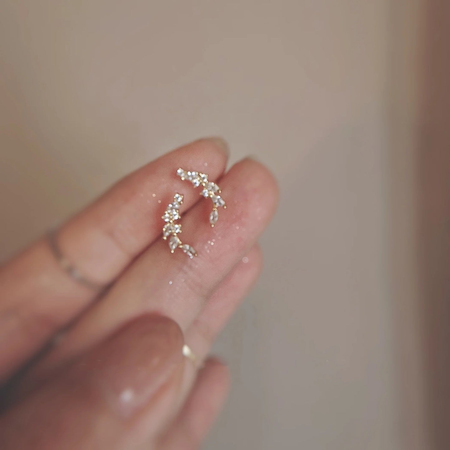 925 silver needle small stud earrings with round cubic zirconia, minimalist design, perfect gift for her.