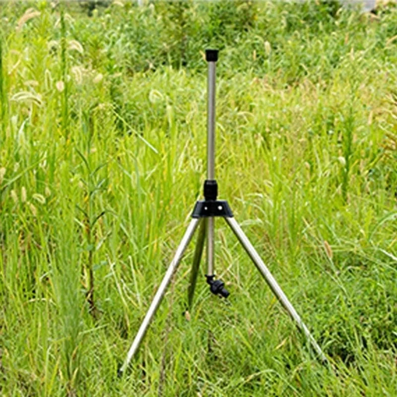 360° rotary irrigation sprinkler head with tripod telescopic support, automatic rotating garden lawn waterer in use.