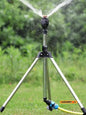 360° rotary irrigation sprinkler head on tripod with telescopic support, automatic rotating sprayer for garden lawn watering.