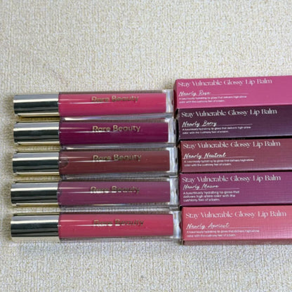 Rare Beauty Soft Pinch matte liquid blush in a lightweight, cushiony cream-to-powder formula, natural makeup look.