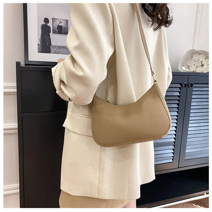 Fashionable solid-color handbag, small square design, stylish high-quality single-shoulder armpit bag for women.