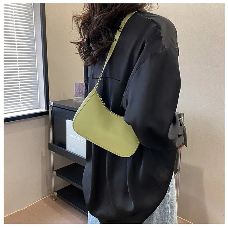 Stylish white solid-color handbag, small square design, high-quality single-shoulder armpit bag for fashion and everyday use.