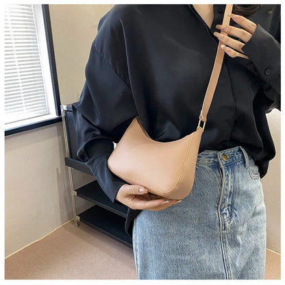White solid-color fashionable handbag, small square design, stylish high-quality single-shoulder armpit bag for women.