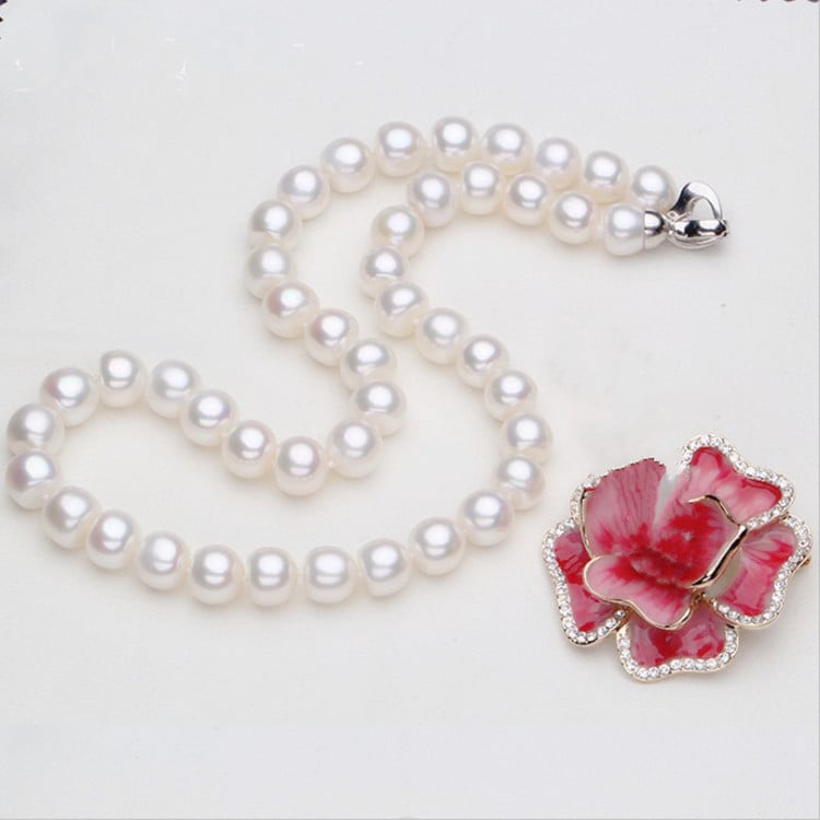 Natural freshwater pearl necklace featuring white pearls, elegant jewelry piece with a delicate clasp and smooth, lustrous surface.