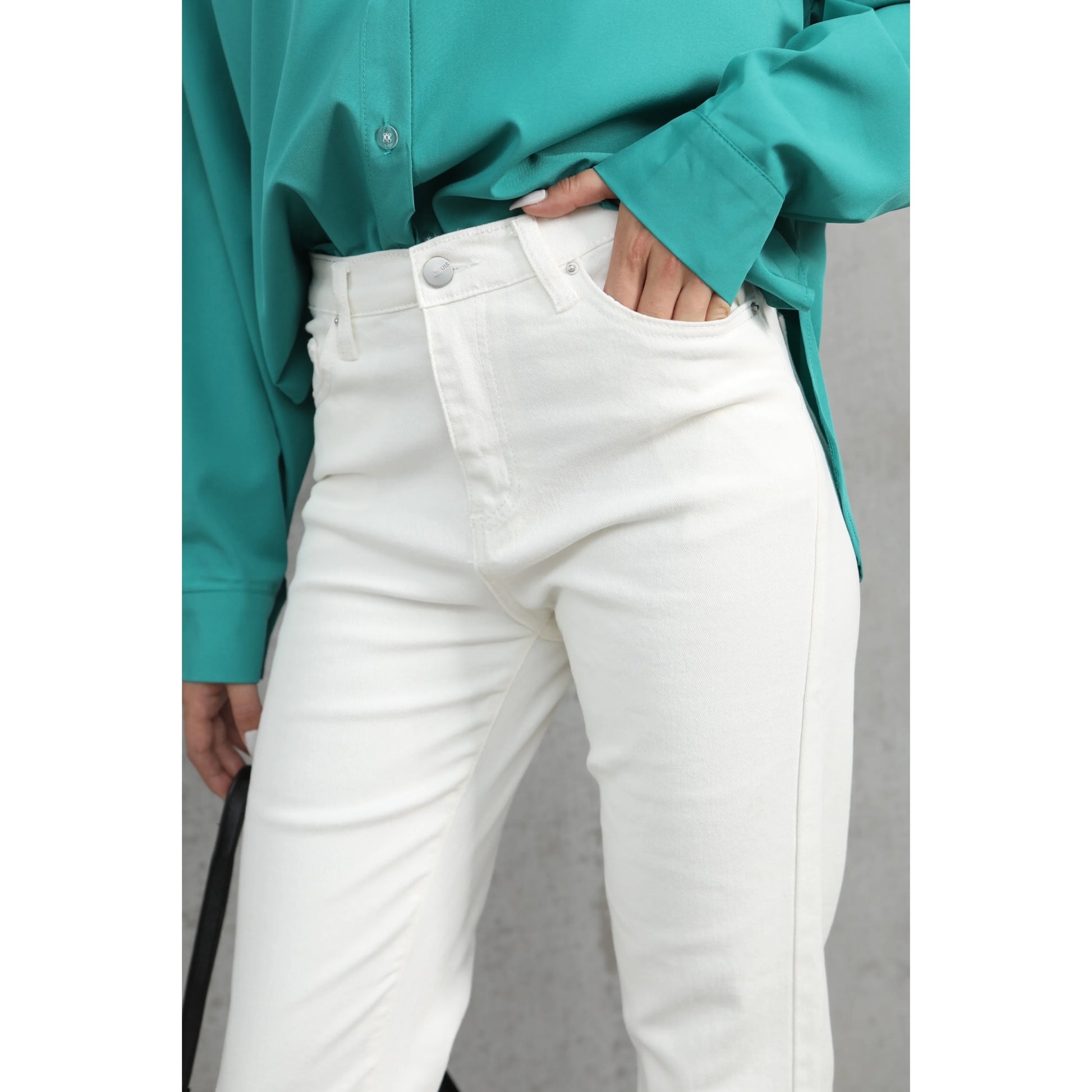 White vintage high-waist jeans for women with straight wide-leg fit, made of stretch denim, stylish streetwear for autumn.