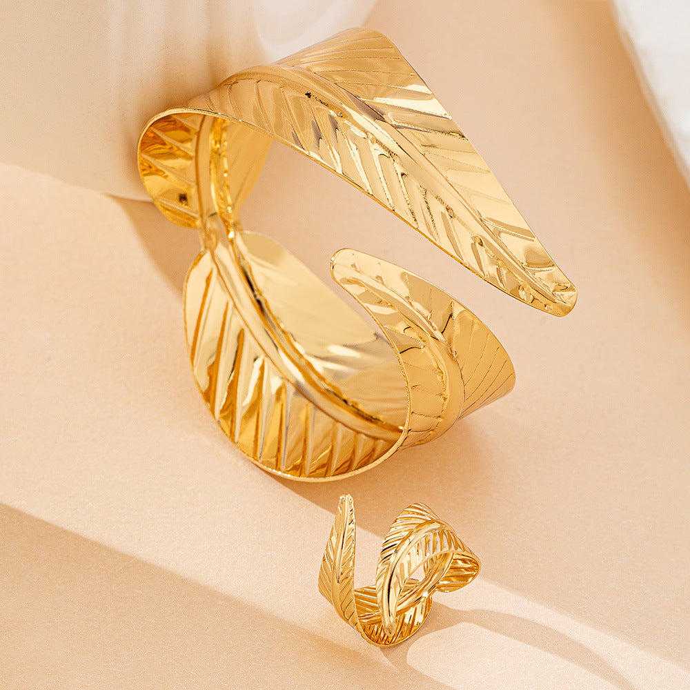 Women's alloy geometric open bracelet in a modern personality design