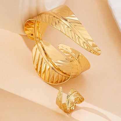 Women's alloy geometric open bracelet in a modern personality design