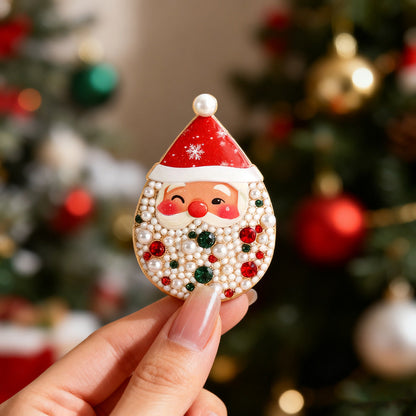 Diamond-encrusted Christmas wreath brooch for clothing with sparkling festive detailing