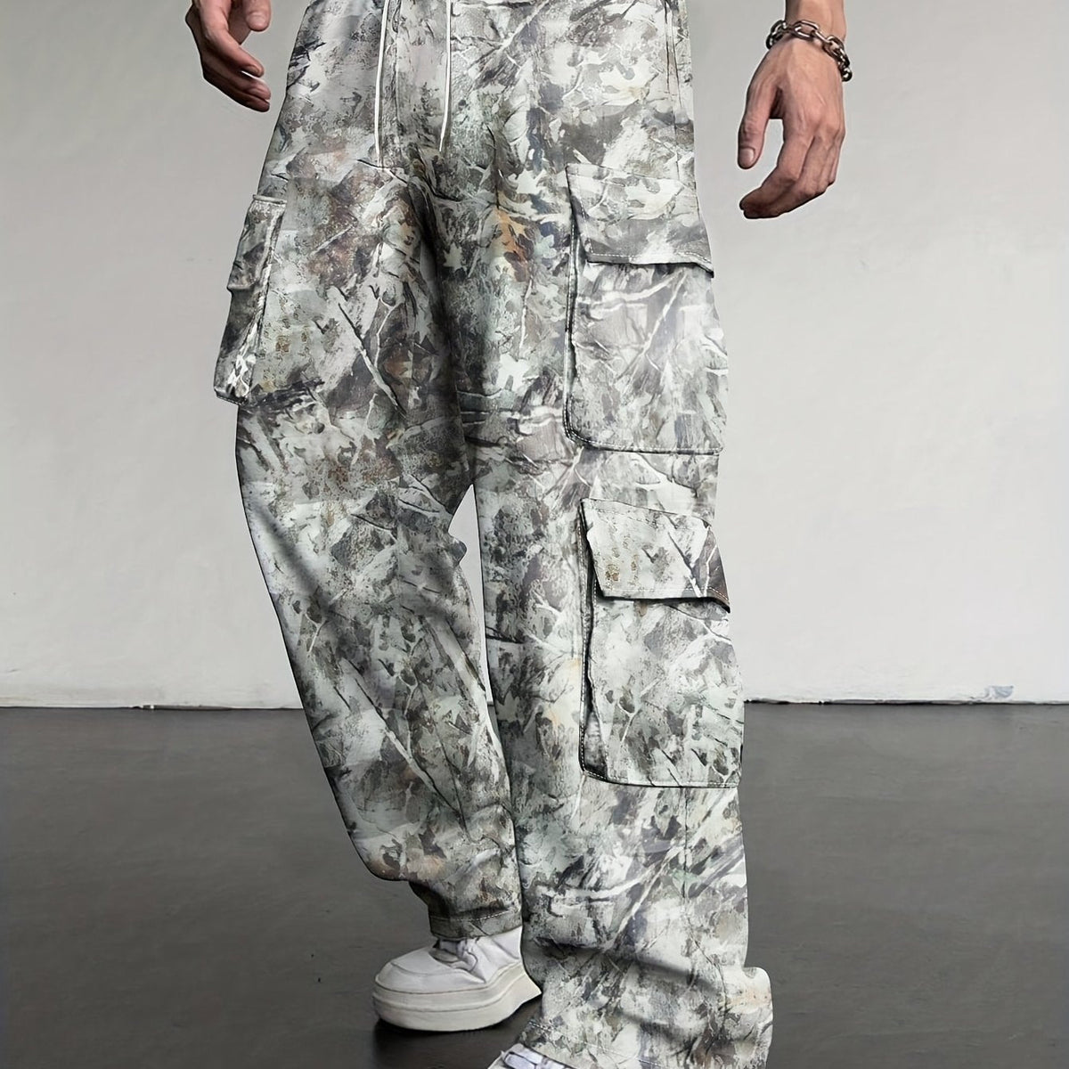 Men's loose fit work pants with drawstring waist in a practical, relaxed design