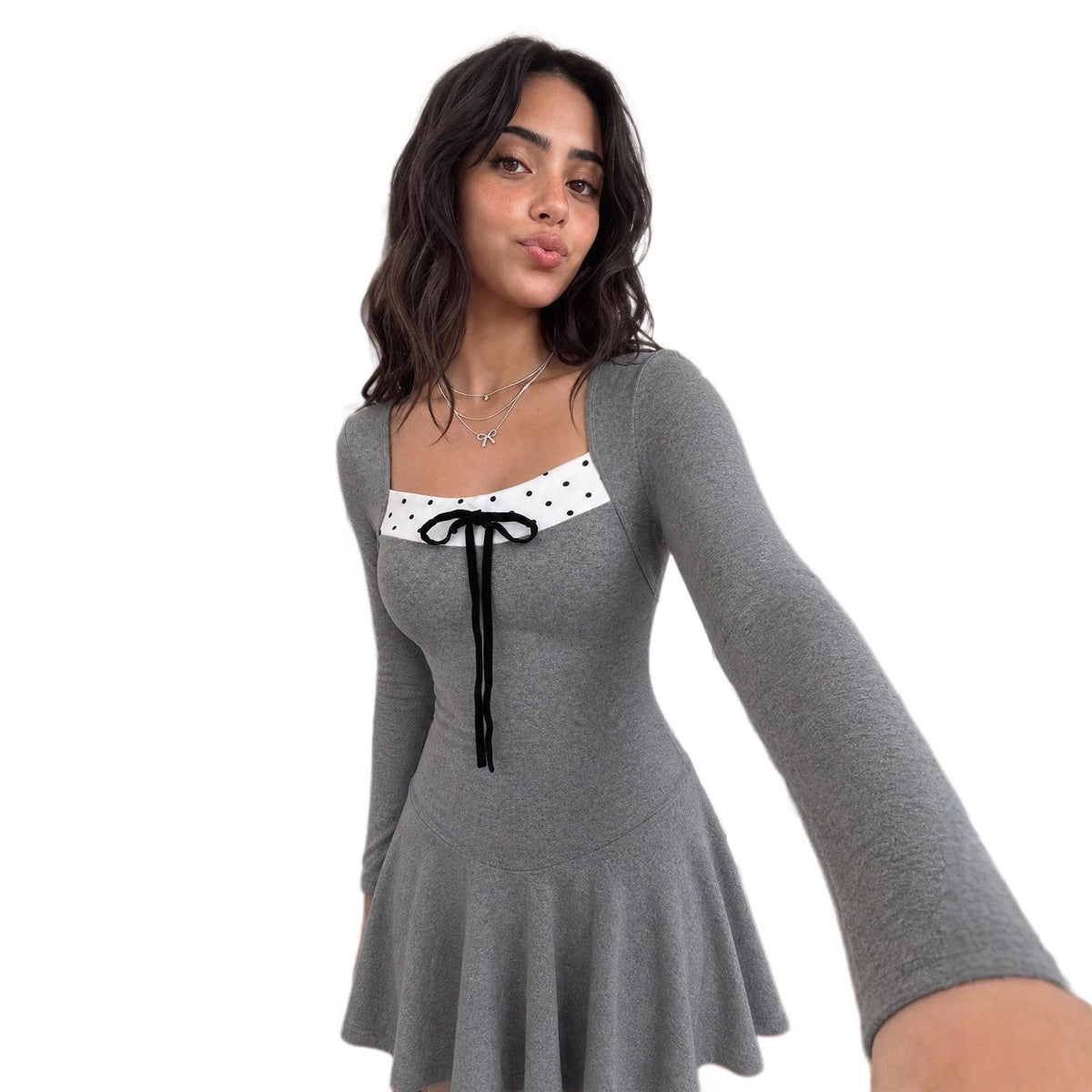 Square-neck long-sleeve polka-dot dress in a flattering silhouette 恒一