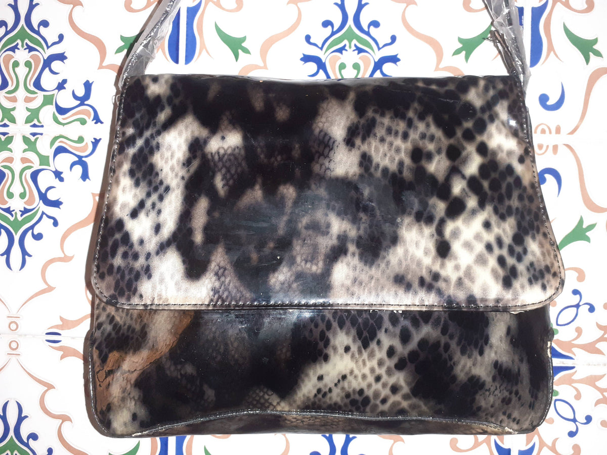 Handmade women's handbag with handles, featuring a stylish design and natural craftsmanship, perfect for everyday use.