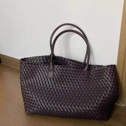 Large-capacity fashionable shoulder tote handbag for women, shown in a structured design with comfortable straps