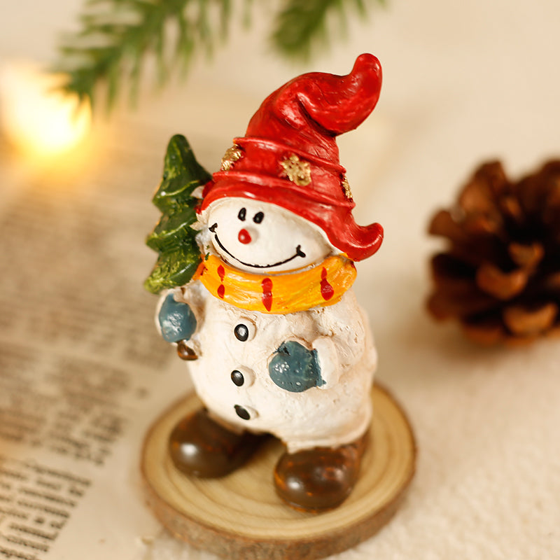 Desktop Christmas decorations and mini decorations arranged together.