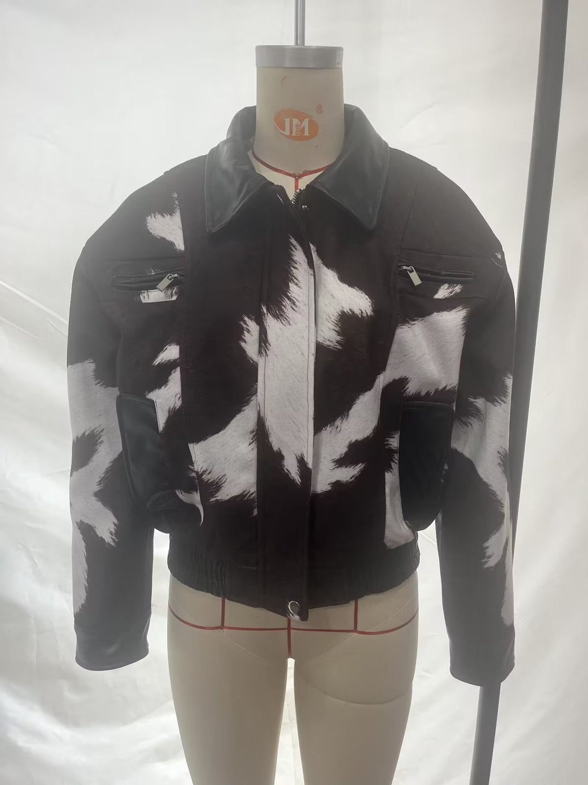 Street-style cow-print short jacket with a hoodless design and versatile fit