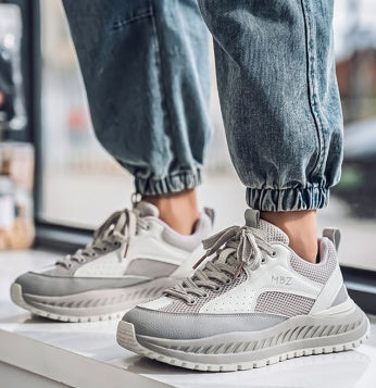Men's breathable mesh low-top sneakers with soft thick sole, height-increasing dad shoe design for four-season wear