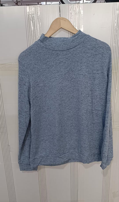 Women's long sleeve pullover sweater in solid color knitted fabric for fall and winter fashion