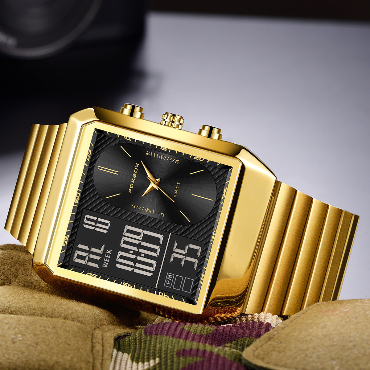 Stylish versatile quartz men's watch with a good-looking design and classic analog dial