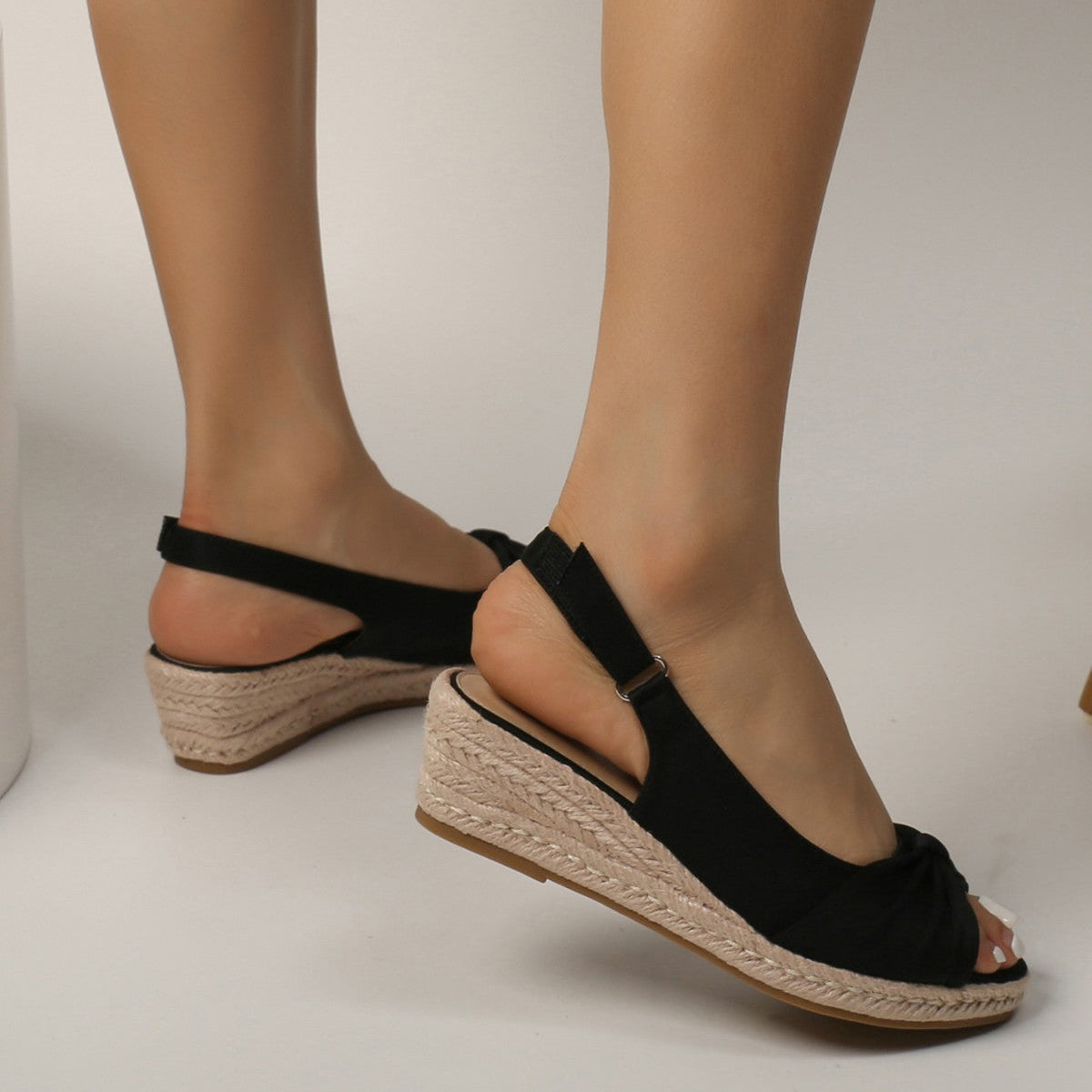 Short-statured thick-soled wedge sandals with straw heels, side view unerquicklich