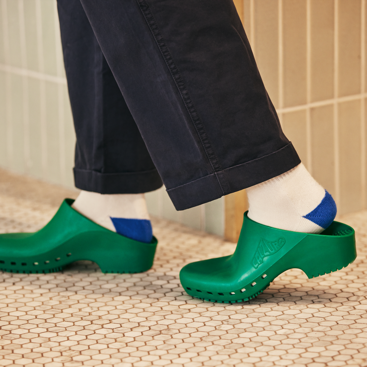 Green Calzuro Classic clogs without holes, durable medical footwear with slip-resistant soles, ideal for healthcare professionals.