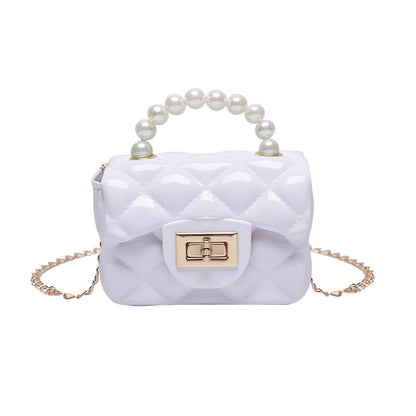 Pearl hand one-shoulder crossbody chain children's bag in a compact design