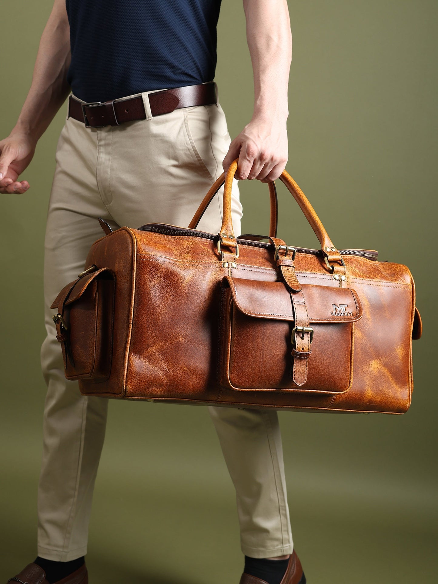 Classy Leather Bags Berlin Leather Weekender Duffle Bag in black, 20-inch size, featuring sturdy leather and spacious design.