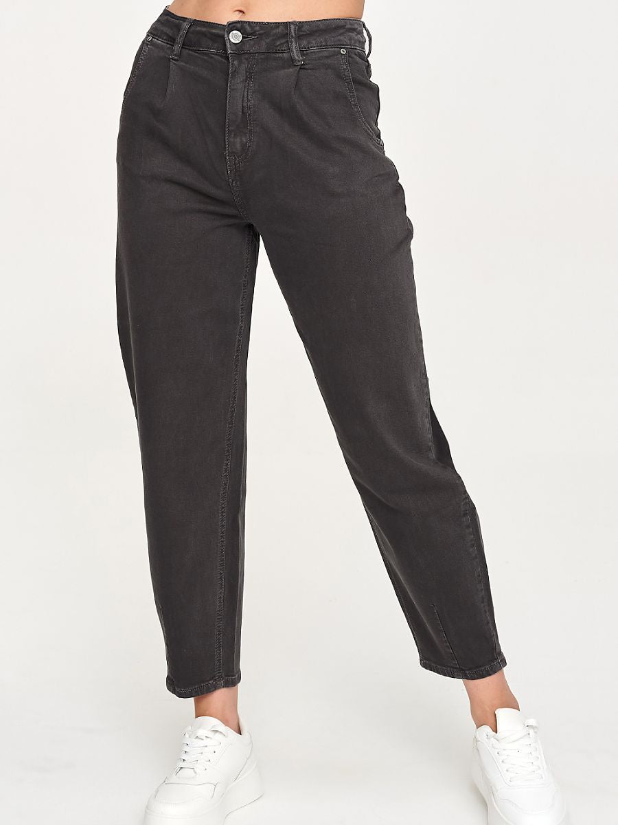 Makadamia jeans model 231015, stylish casual pants with a classic fit, shown in a natural denim color with pockets and belt loops.