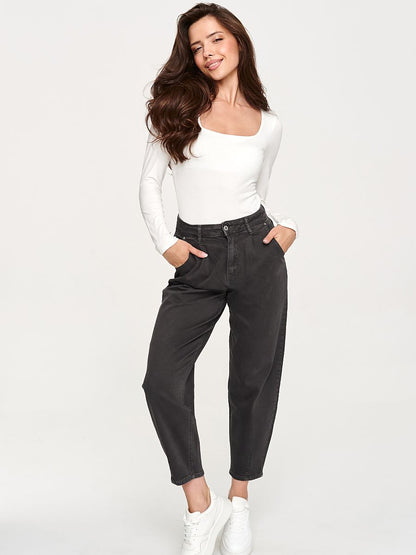 Makadamia jeans model 231015 showing classic denim trousers with a relaxed fit and five-pocket design, displayed on a neutral background.