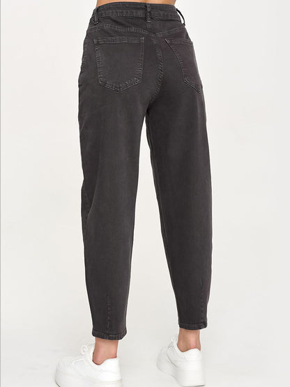 Makadamia Jeans model 231015, casual pants with a classic fit, denim fabric, and front pockets, displayed on a hanger.