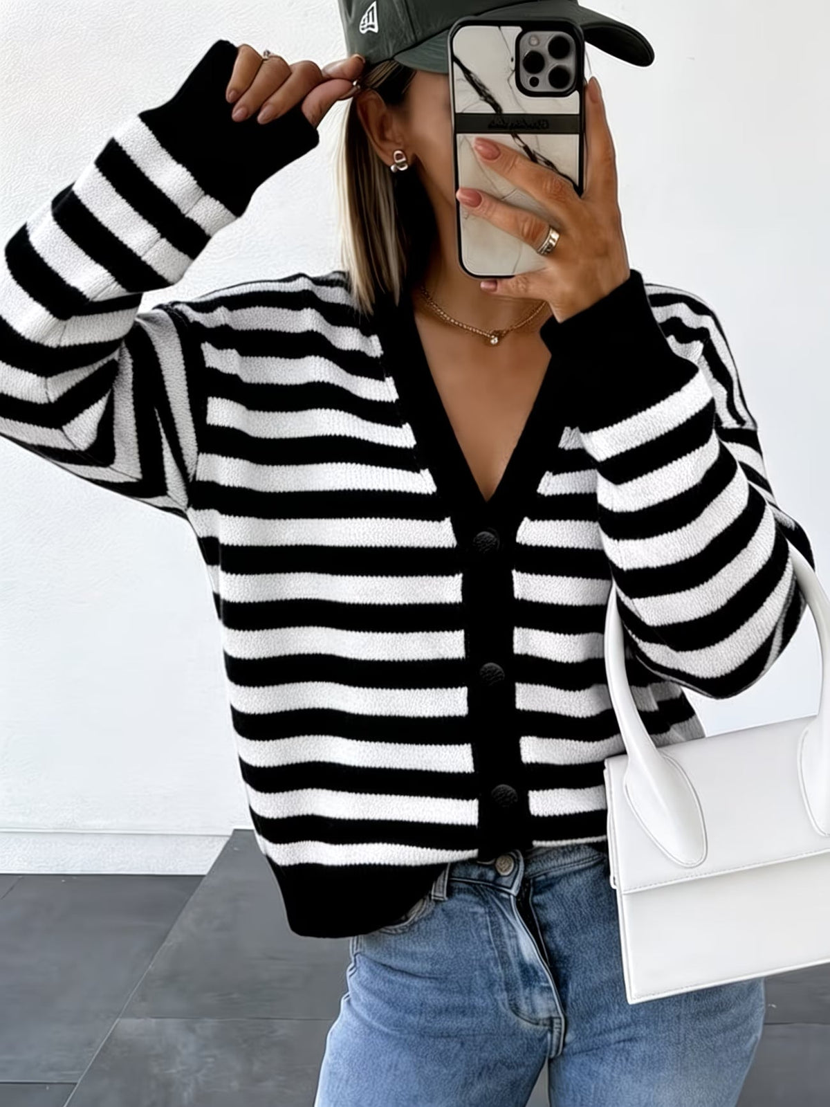 Women's contrasting-color striped knitted V-neck coat in fashionable design