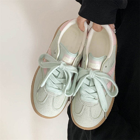 Retro casual white sneakers for women, versatile sports footwear with a clean low-top design
