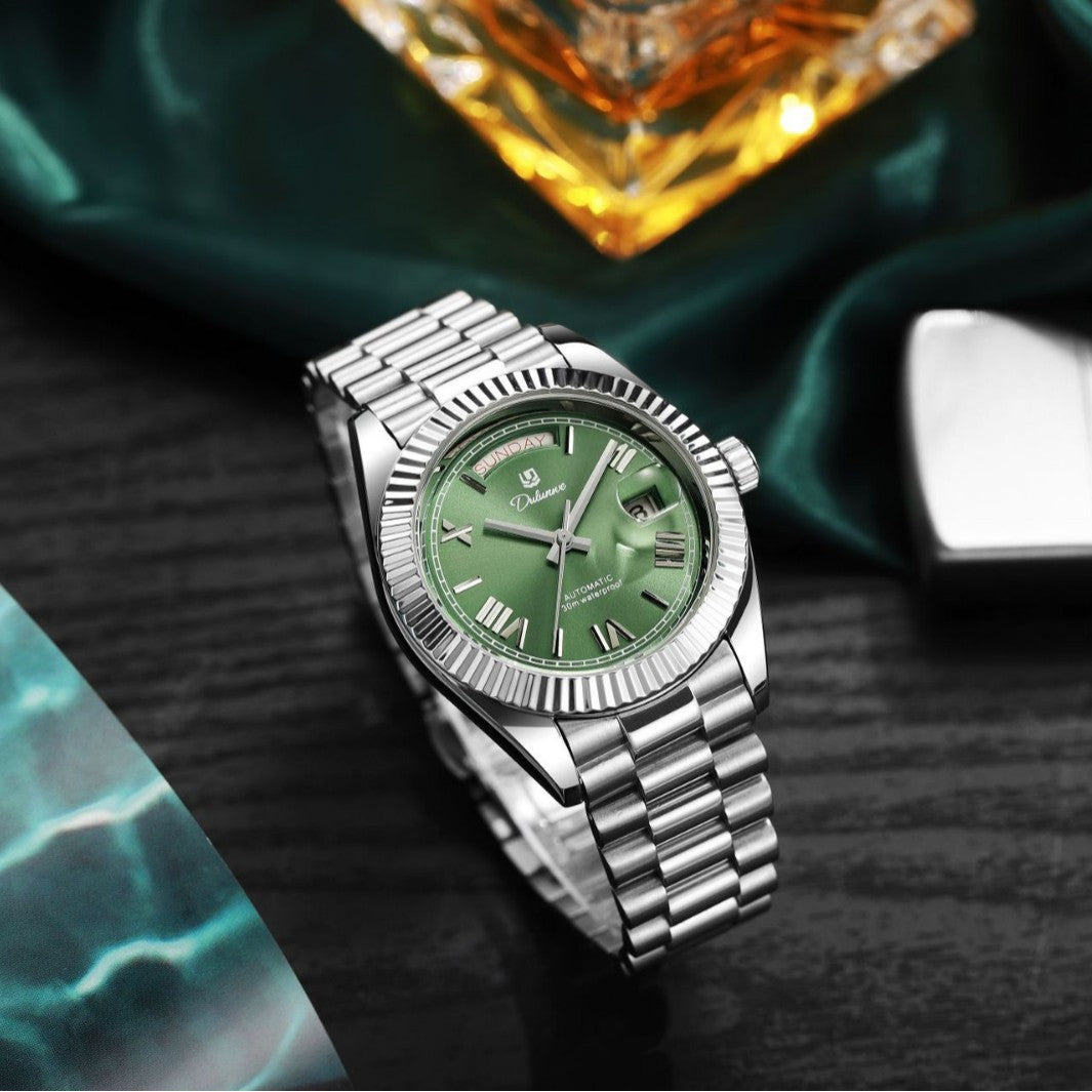 Dual-calendar automatic mechanical men's watch with date and day windows, classic round dial and stainless steel case