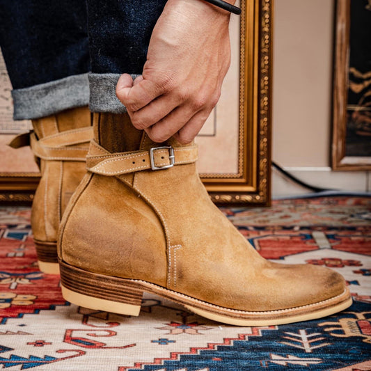 American-style vintage men’s pointed-toe suede boots in a classic western design