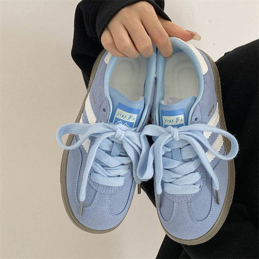 Retro casual white sneakers for women, versatile sports shoes with a clean low-top design