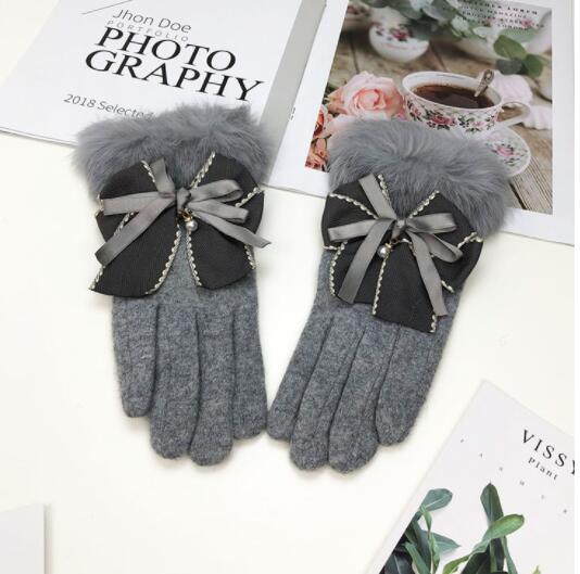 Cute warm touch screen thickened gloves for warm fingers, gray knit design with touchscreen-compatible fingertips
