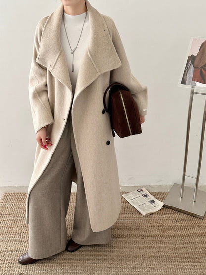 Women’s knee-length oversized double-faced wool coat in a classic design