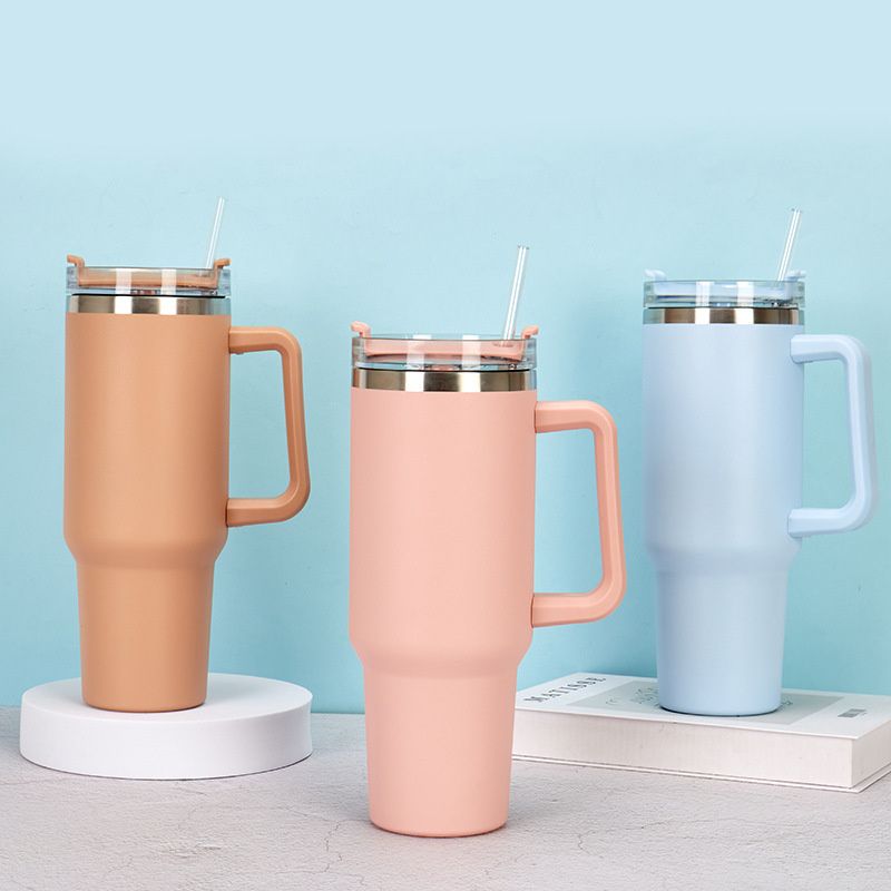 EasyOptionXY 40oz stainless steel Adventure Quencher Tumbler with handle, vacuum insulation, and car coffee mug for cold drinks.