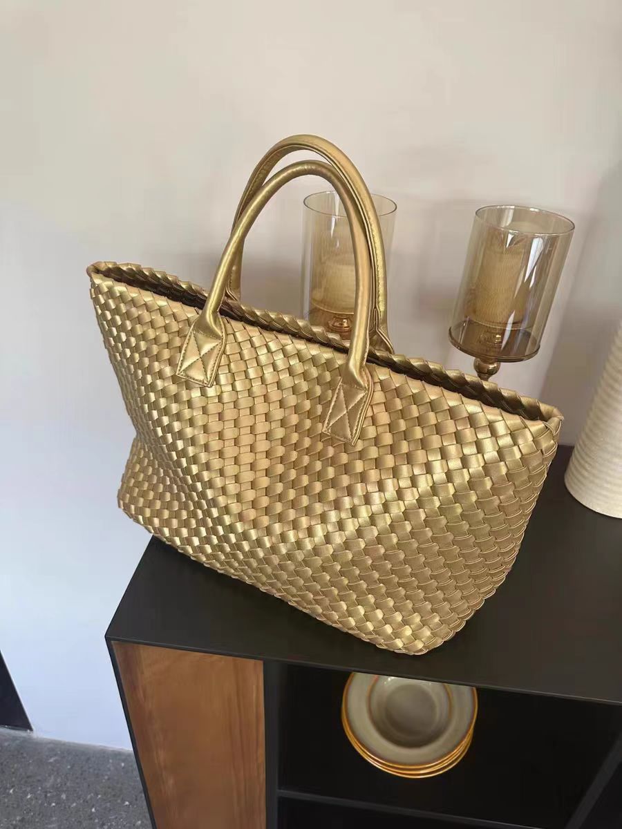 Fashionable large-capacity shoulder handbag tote bag for women, structured design with dual handles