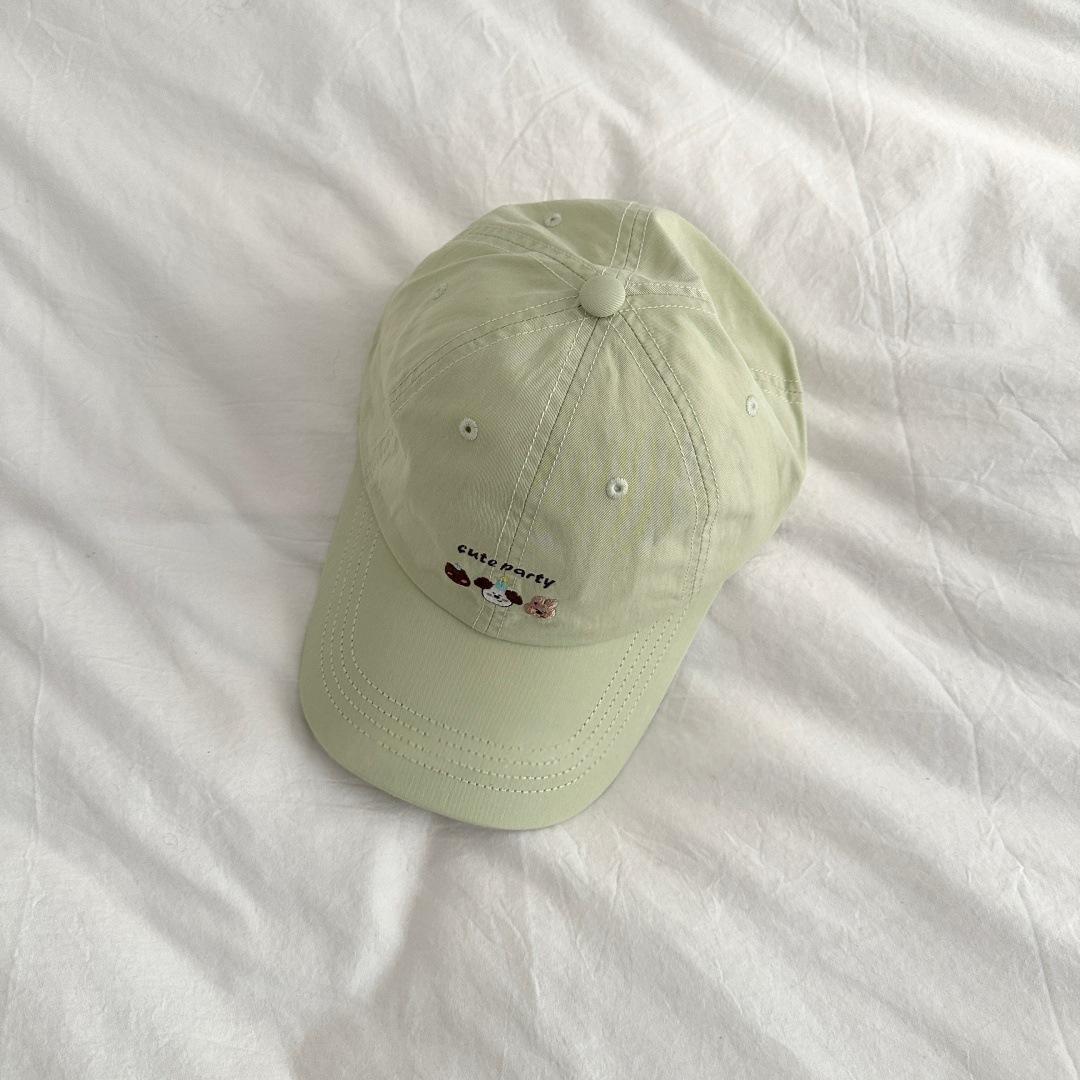 Outdoor casual preppy-style baseball cap in a versatile design, viewed from the front