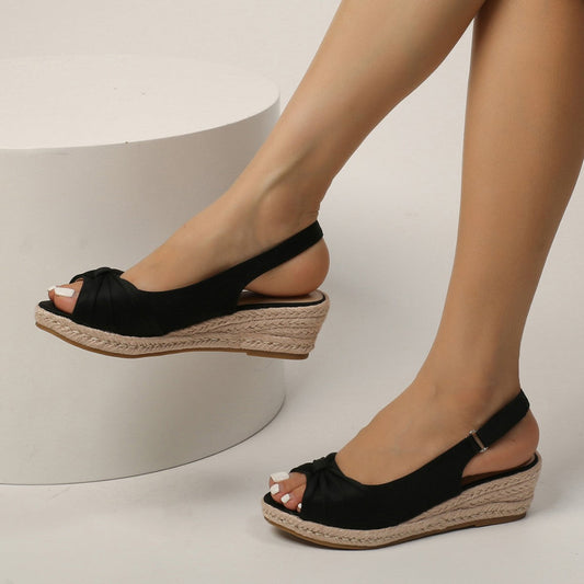 Short-statured thick-soled wedge straw-heeled sandals in a casual design