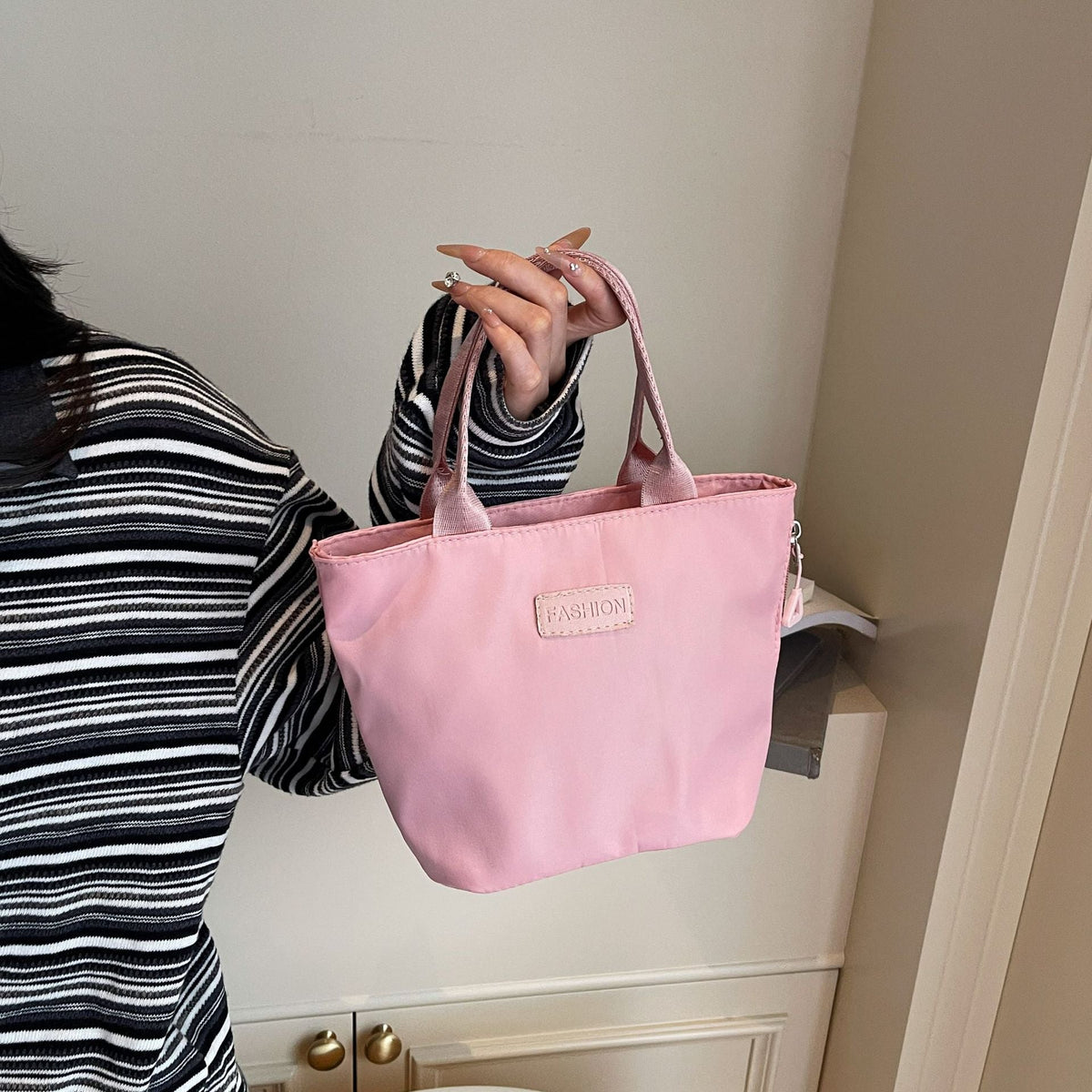 Women's casual fabric tote handbag, versatile commuter bag in a fashionable design