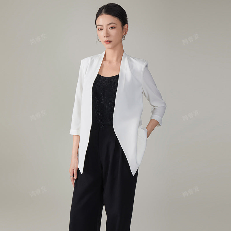 Elegant versatile women's three-quarter-sleeve blazer in a polished tailored style