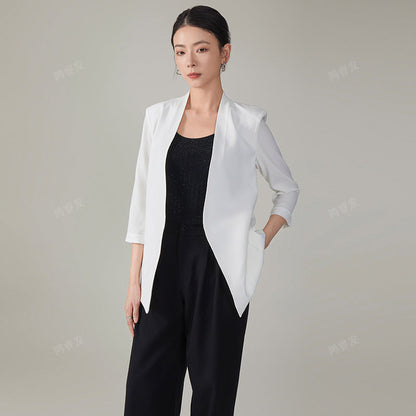 Elegant versatile women's three-quarter-sleeve blazer in a polished tailored style