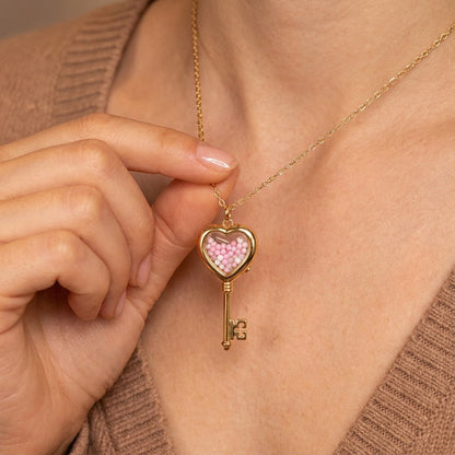 Key lock opening and closing necklace with detailed pendant chainҩа