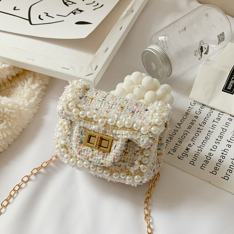 Children's diamond lattice chain crossbody bag in a compact design with a chain strap