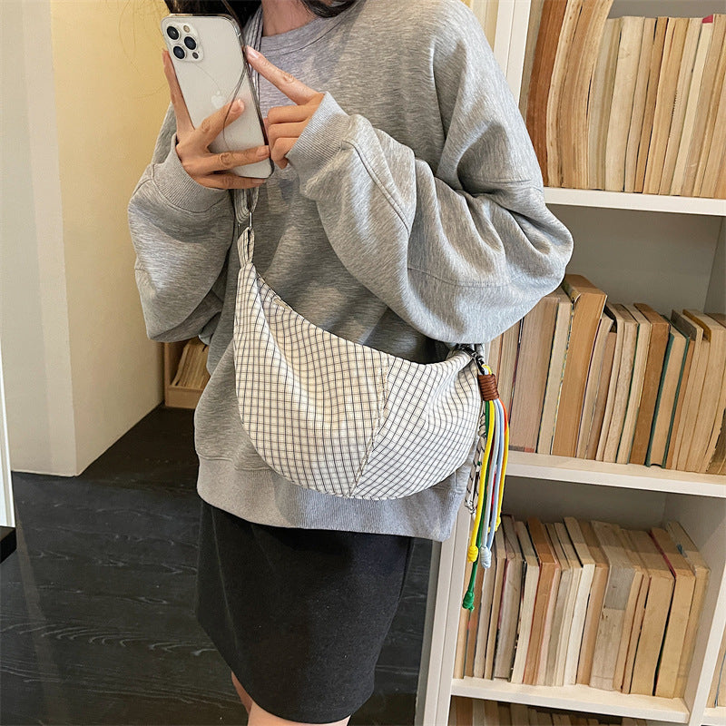 Large-capacity casual niche-style crossbody bag for students, spacious everyday shoulder bag in a modern design