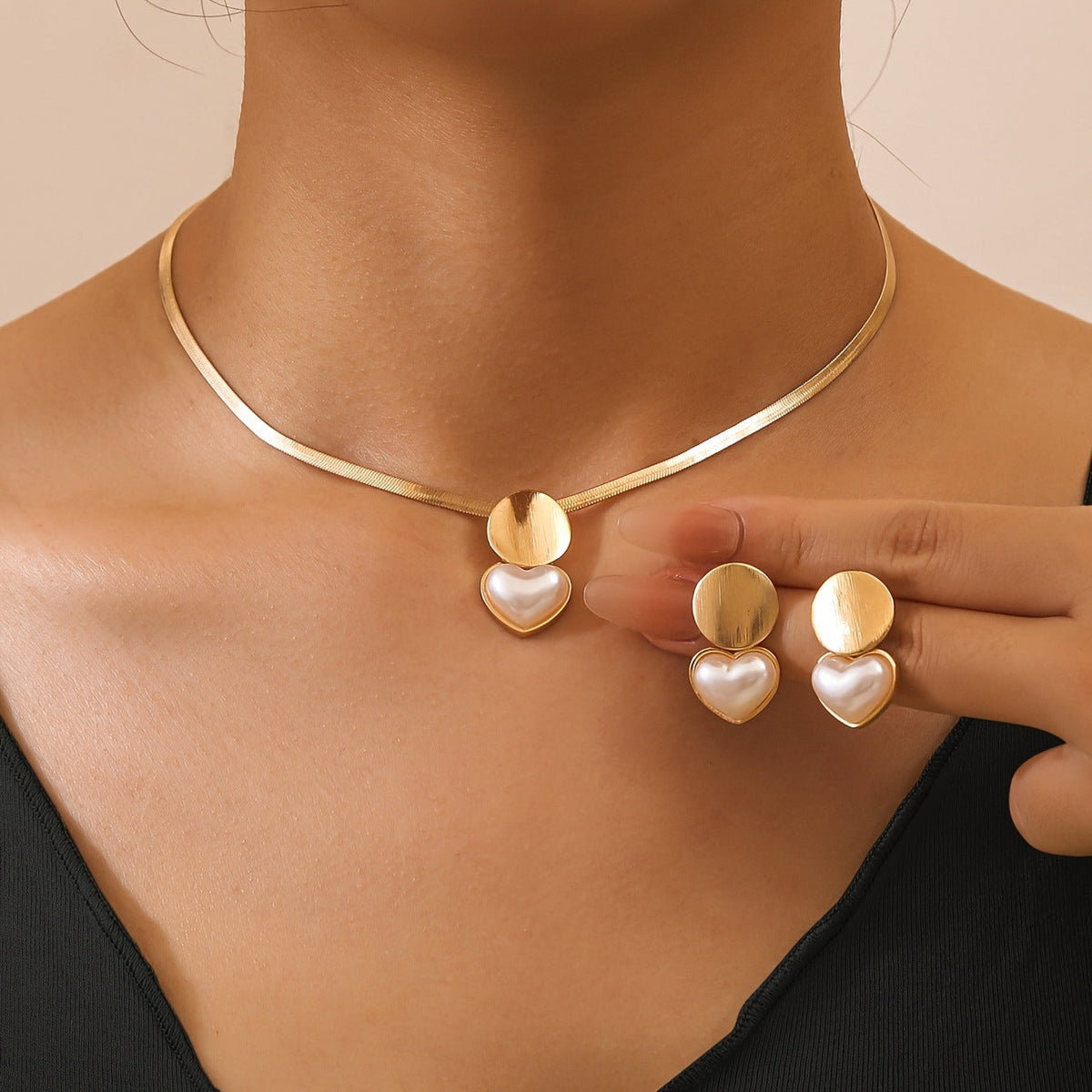 Women's creative round heart-shaped pendant necklace, close-up view