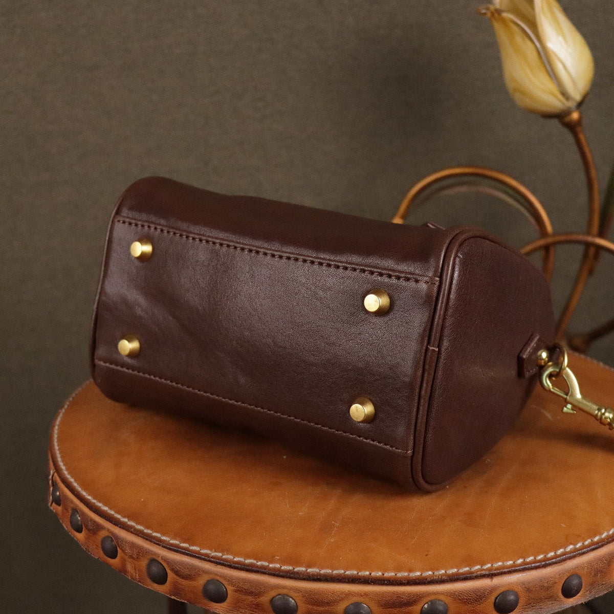 Boston-style vintage handbag with sophisticated niche design and structured silhouette