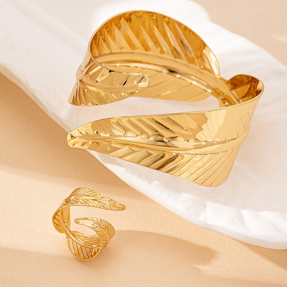 Women's alloy geometric open bracelet with a minimalist personality design